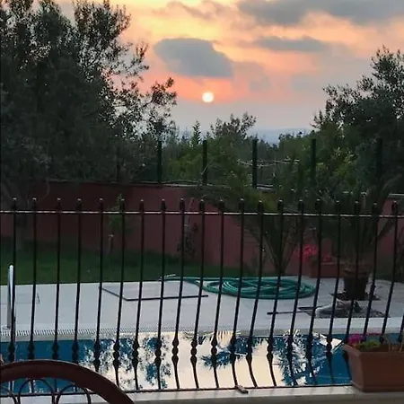 Ormanin Icinde Genis Havuzlu Triplex Feriehus