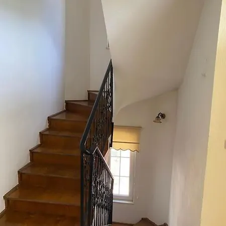 Ormanin Icinde Genis Havuzlu Triplex