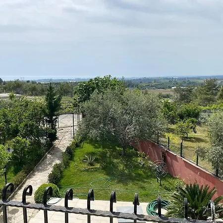 Feriehus Ormanin Icinde Genis Havuzlu Triplex