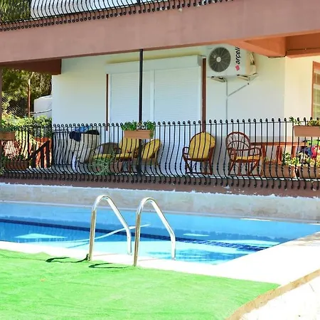 Ormanin Icinde Genis Havuzlu Triplex Feriehus Manavgat