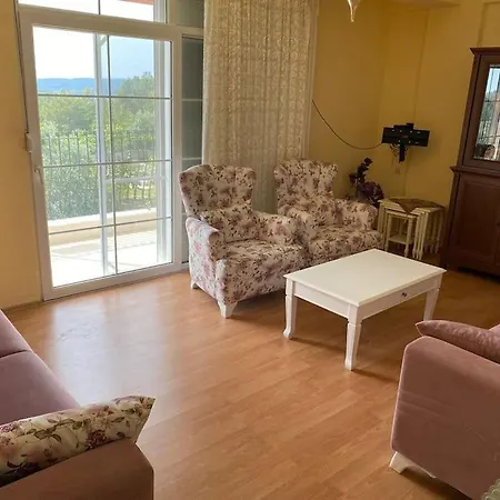 Feriehus Ormanin Icinde Genis Havuzlu Triplex