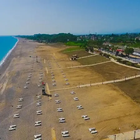 Feriehus Ormanin Icinde Genis Havuzlu Triplex